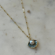 Load image into Gallery viewer, Clam Shell Pearl Necklace

